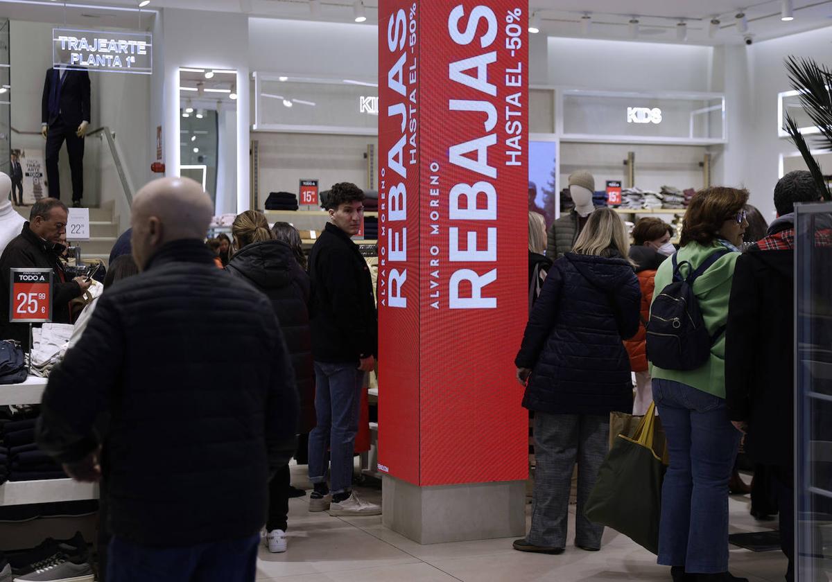 Clientes durante las rebajas. Imagen de archivo.