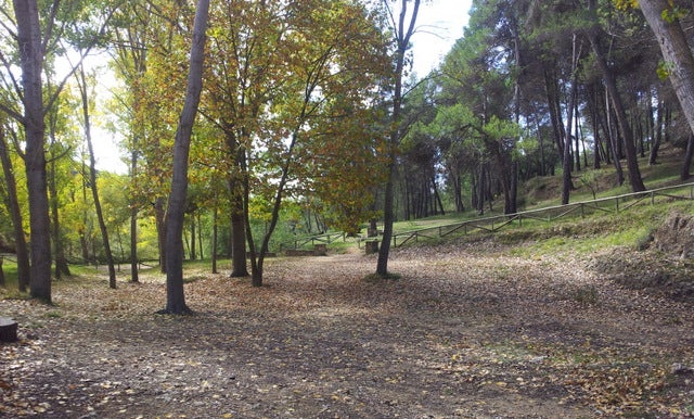 Imagen secundaria 2 - Arriba, la zona de acampada de Fuente de las Arenas de Enguera; abjo las de Ceja del Río Grande, de Navarrés (izqueirda) y El Regajo, de La Font de la Figuera (derecha).