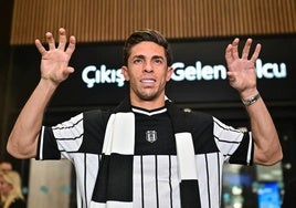 Gabriel Paulista, posando con la indumentaria del Besiktas turco.