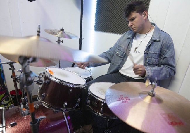 Nacho Martínez, batería de la joven banda valenciana Samantha Palos, en un ensayo.