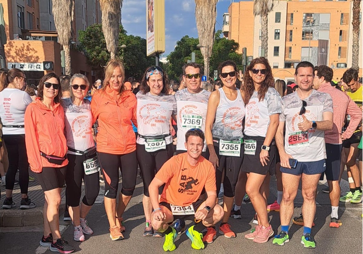 Socios del club de running preparados para una carrera.