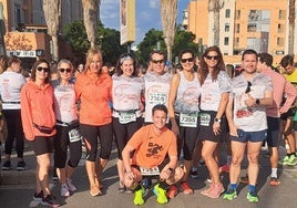 Socios del club de running preparados para una carrera.