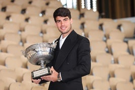 Alcaraz, con el trofeo de Roland Garros.