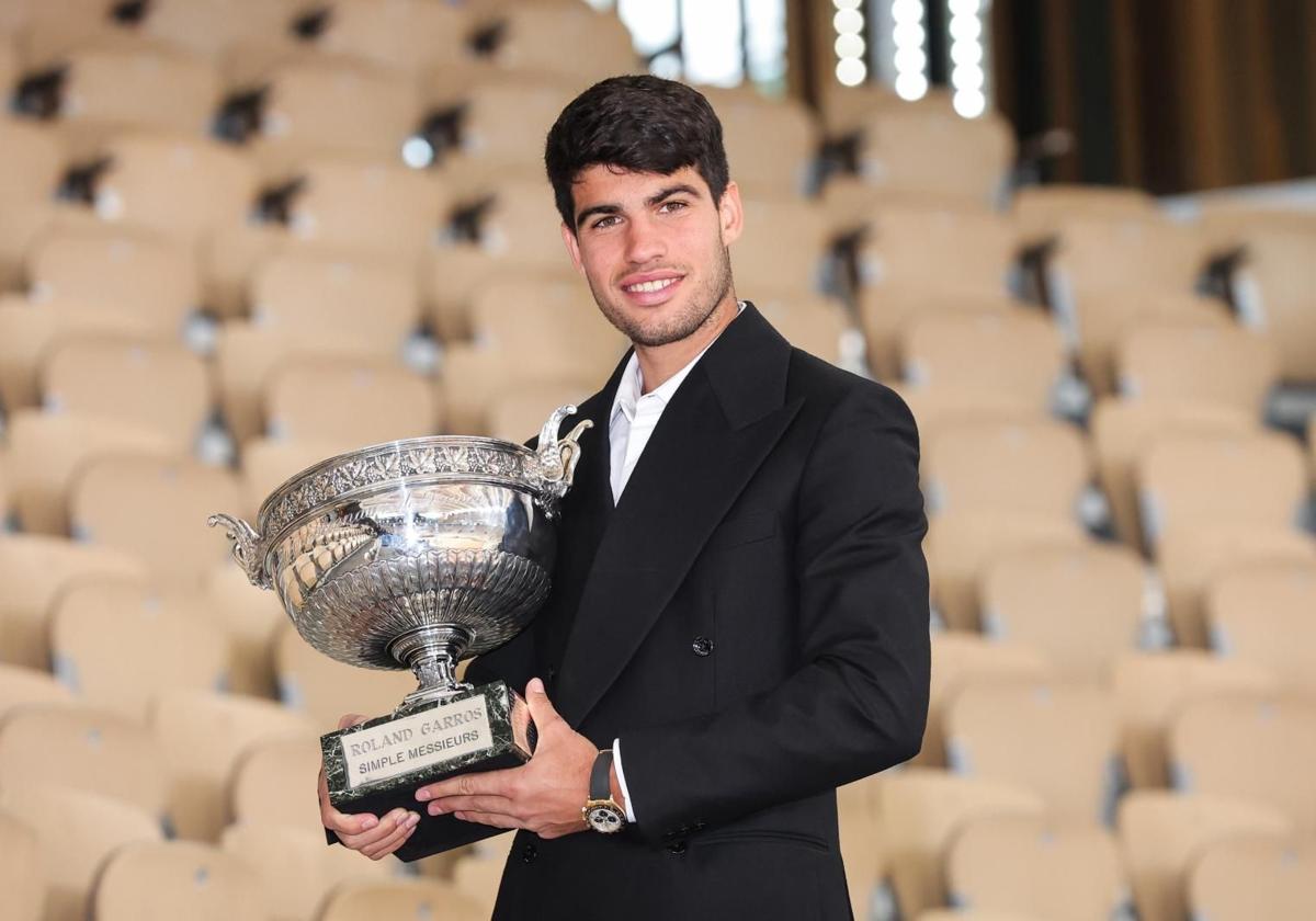 Alcaraz, con el trofeo de Roland Garros.