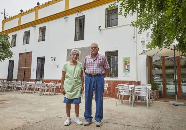 Los dueños de la horchatería Vida, posando en su establecimiento.