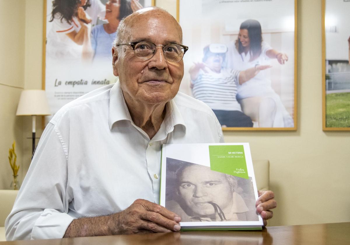 Jaime Viche Berga, uno de los residentes de DomusVi junto con su libro de vida.