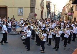 Imagen de archivo de una banda tocando durante un pasacalles.