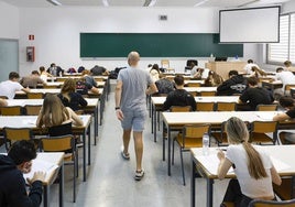 Alumnos durante la segunda jornada de la selectividad, en una escuela de la UPV.