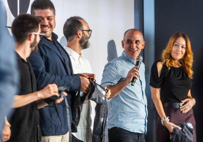 José Luis Marín, gerente del Grupo Camarena, agradece el premio ante la mirada de sus compañeros y de Mari Carmen Banyuls, mujer de Ricard Camarena y quien está al frente de la gestión empresarial.