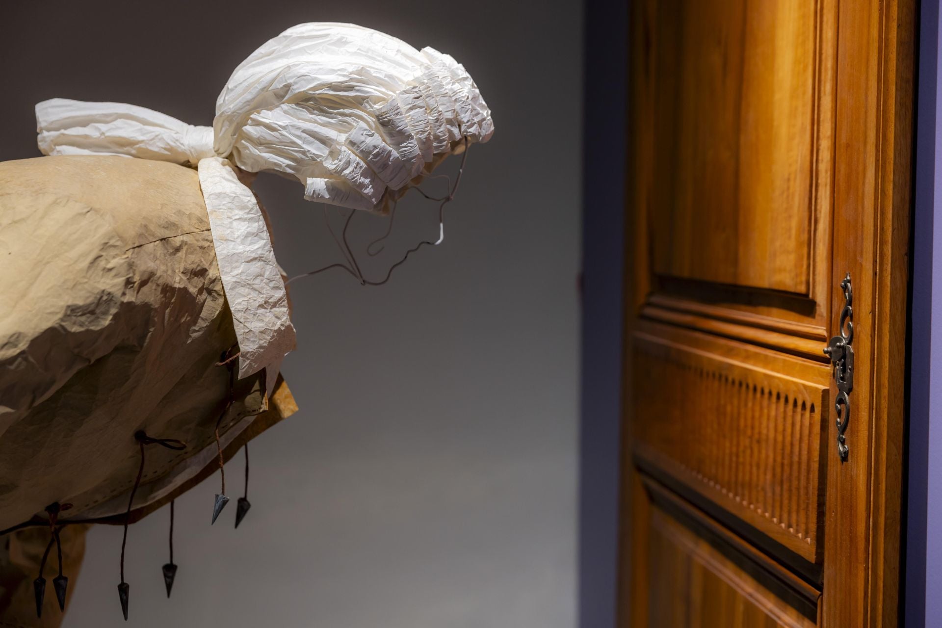Inquietantes figuras de papel en trajes del siglo XVIII