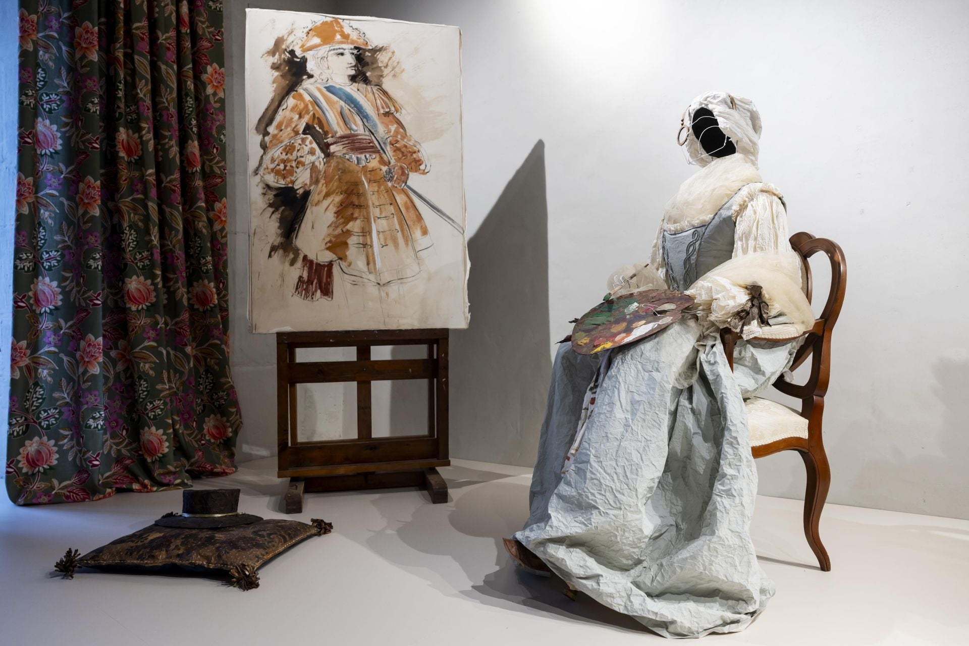Inquietantes figuras de papel en trajes del siglo XVIII
