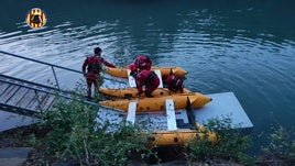 Bomberos peinan el río Júcar.