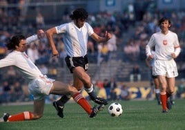 Partido Argentina-Polonia del Mundial 74 jugado en Stuttgart el 15 de junio; Mario Kempes en su debut mundialista pese a la oposición de dos defensas polacos. BERNAT NAVARRO PORTER