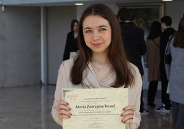 Marta Zvorygina, cuando recibió el premio al rendimiento extraordinario de Secundaria.