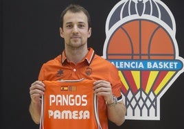 Kevin Pangos durante su presentación como jugador taronja.