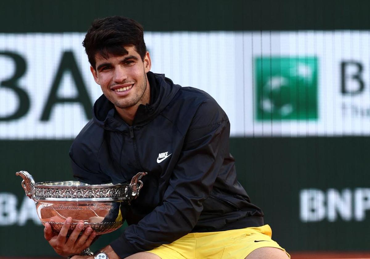 Carlos Alcaraz, con el trofeo de Roland Garros.