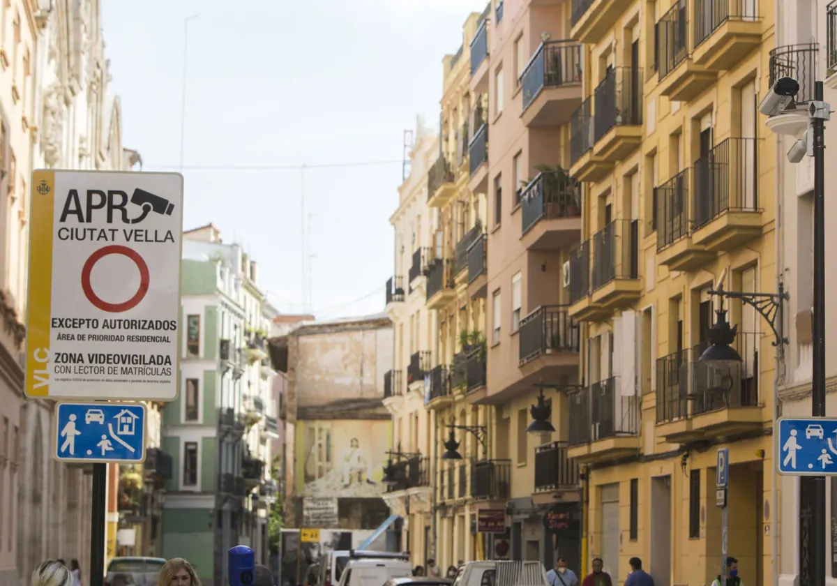 Valencia no multará a los coches contaminantes que entren en la Zona de Bajas Emisiones en 2025