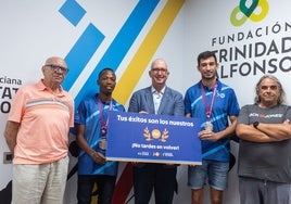 Llopis y Ndikumwenayo, con sus entrenadores y el director de la Fundsación Trinidad Alfonso.