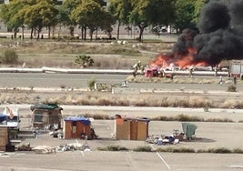 Los bomberos trabajan junto al punto del incendio, este sábado, en la zona del antiguo circuito de F1.