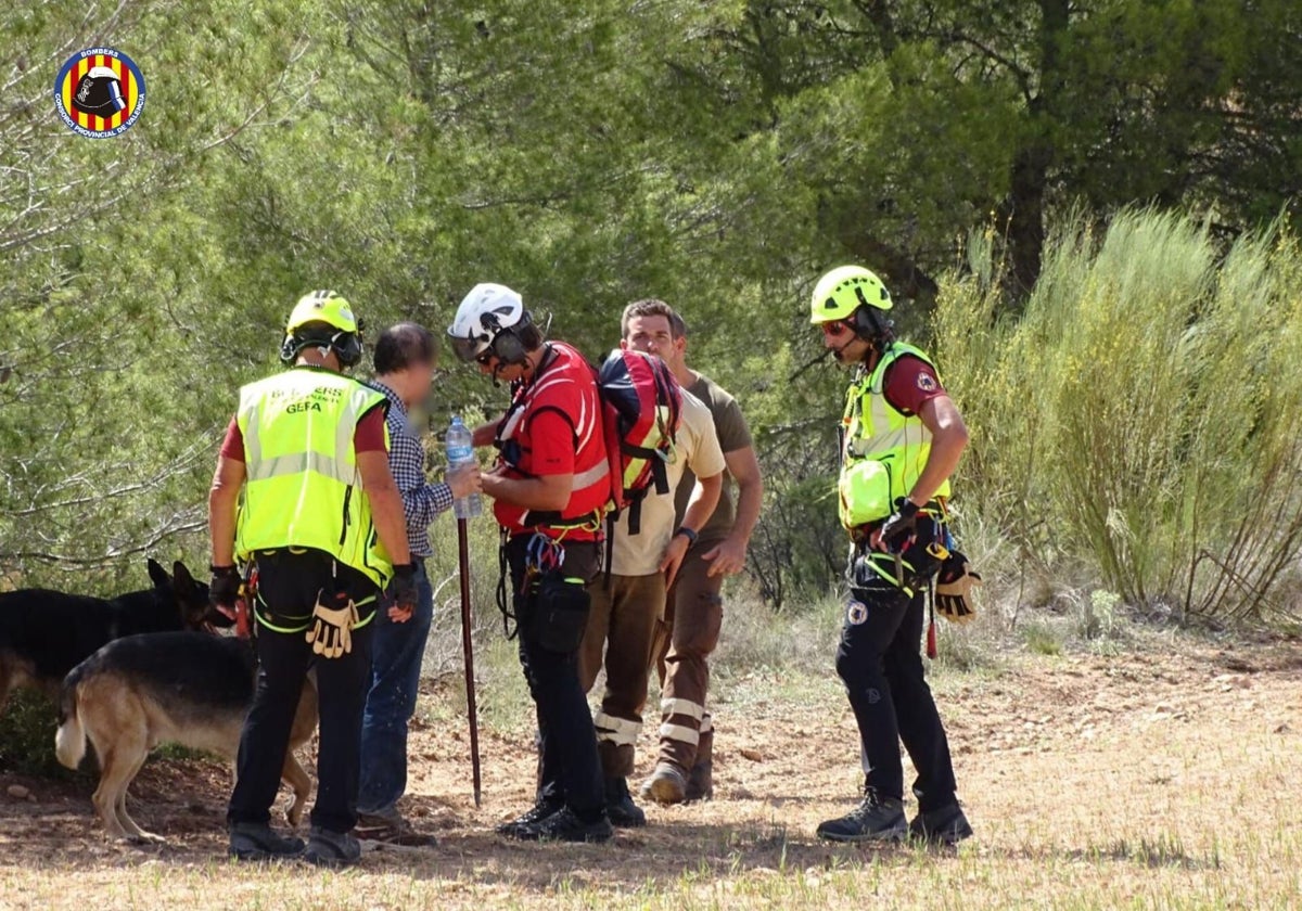 Momento en el que los efectivos de rescate encuentran al hombre extraviado en Ayora.