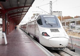 Un tren de Alta Velocidad, en una estación.