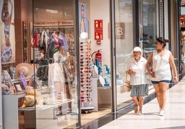 Dos mujeres pasean por un centro comercial de Valencia este domingo.