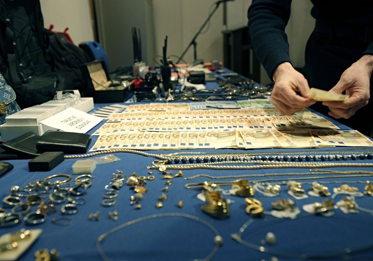 Joyas y dinero en una exposición de material recuperado por la Policía Nacional en Valencia, en una imagen de archivo.