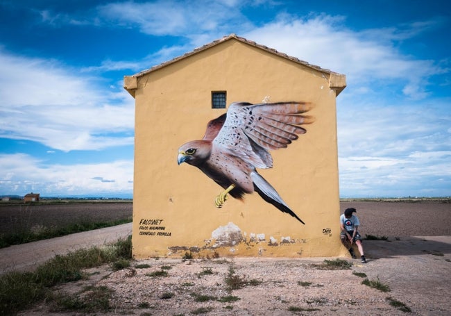 Pedro Mecinas, junto a la obra de su primera ave.