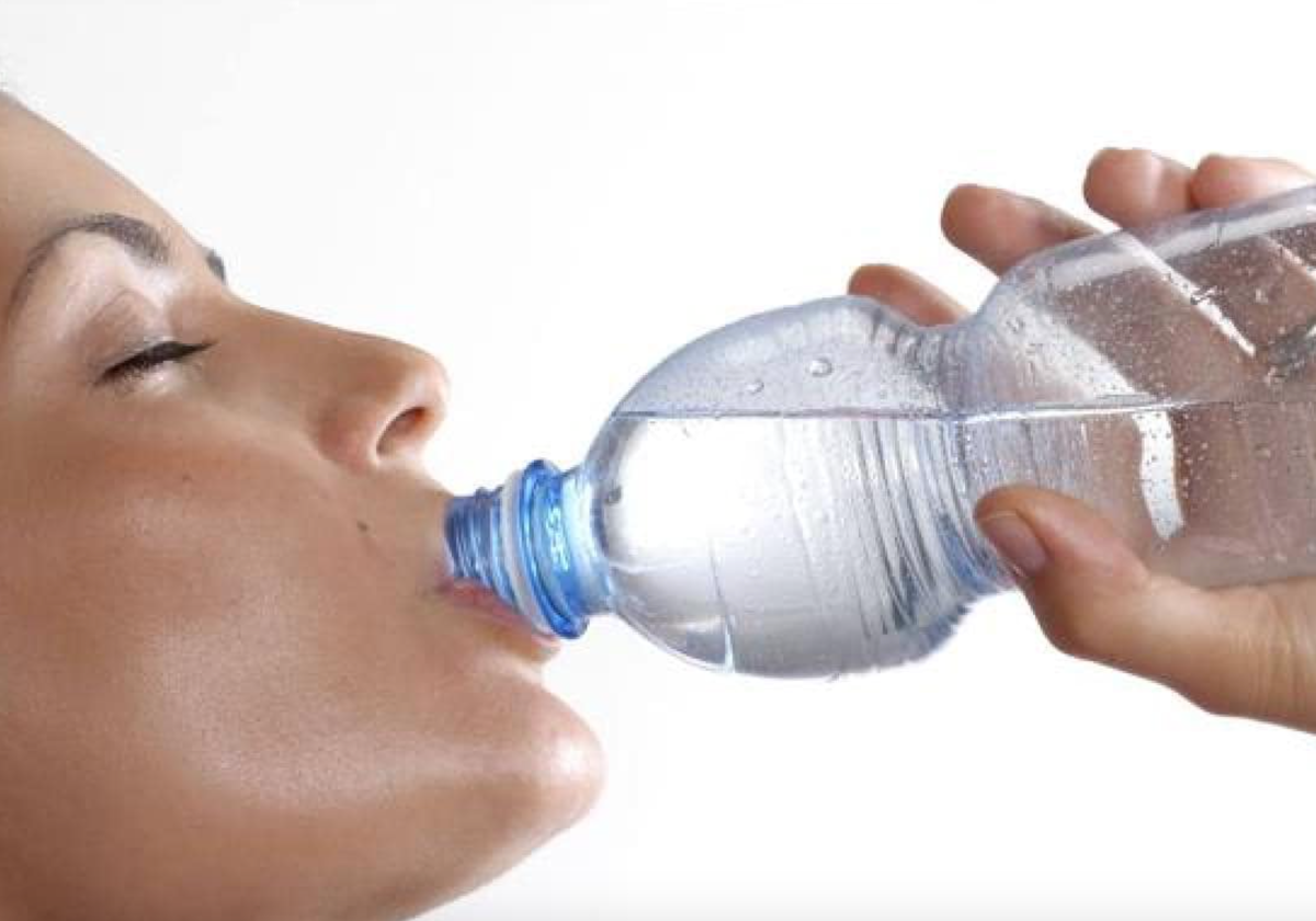 Sanidad resuelve la duda: El agua, ¿antes, durante o después de las comidas?