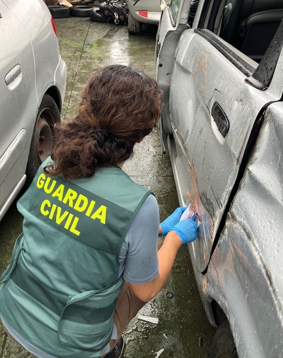 Agente recabando pruebas del vehículo siniestrado.