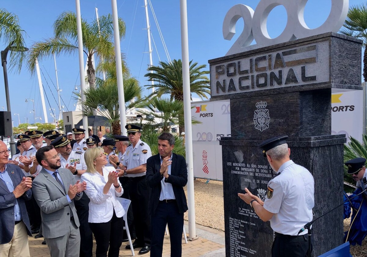 Un monumento sufragado por empresarios sella el agradecimiento de Dénia a la Policía Nacional