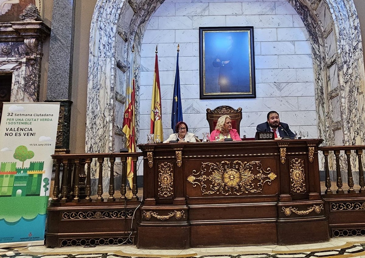 Imagen secundaria 1 - Asistentes al acto inaugural de la semana ciudadana de la Federación de Vecinos de Valencia. 