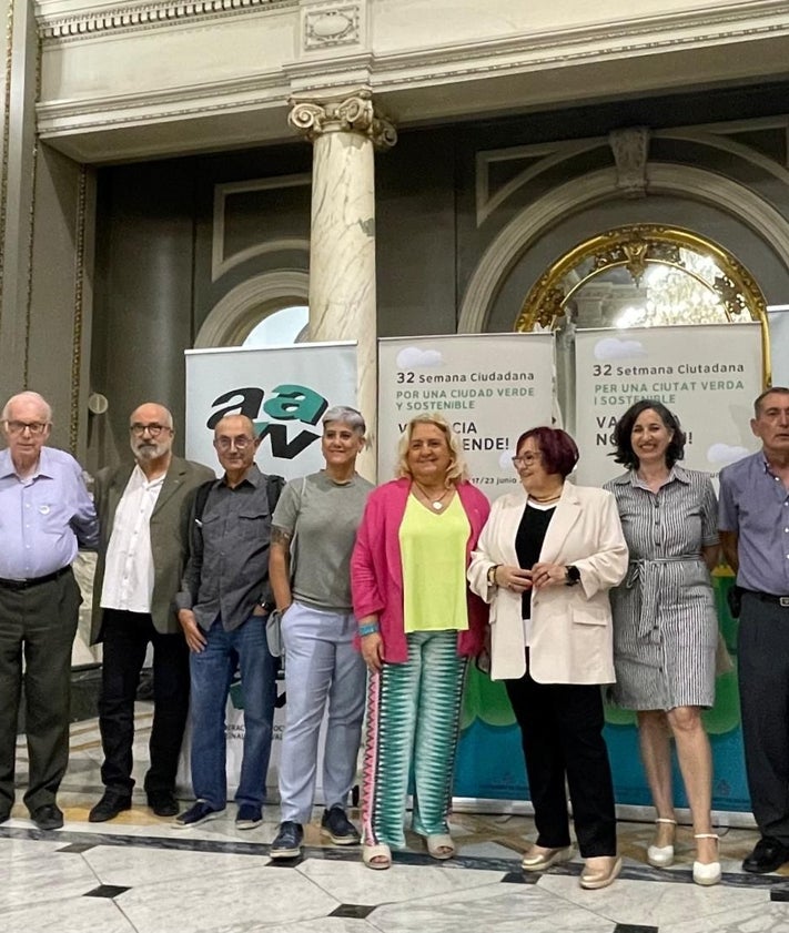 Imagen secundaria 2 - Asistentes al acto inaugural de la semana ciudadana de la Federación de Vecinos de Valencia. 