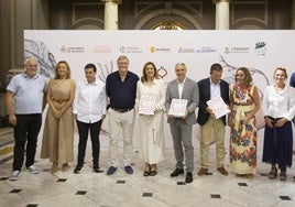 La alcaldesa de Valencia, María José Catalá, junto al CEO de We're Smart Green Guide, Frank Fol, el director general de Turismo, José Manuel Camarero, los chefs Ricard Camarena y Begoña Rodrigo, la presidenta de la Academia de Gastronomía de la Comunitat Valenicana, Belén Arias, y otras autoridades.