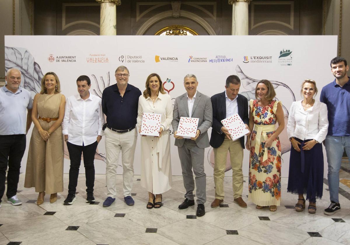 La alcaldesa de Valencia, María José Catalá, junto al CEO de We're Smart Green Guide, Frank Fol, el director general de Turismo, José Manuel Camarero, los chefs Ricard Camarena y Begoña Rodrigo, la presidenta de la Academia de Gastronomía de la Comunitat Valenicana, Belén Arias, y otras autoridades.