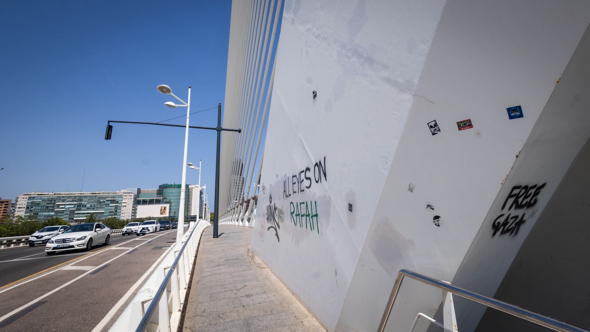 Las protestas a favor de Palestina llegan al puente de Calatrava