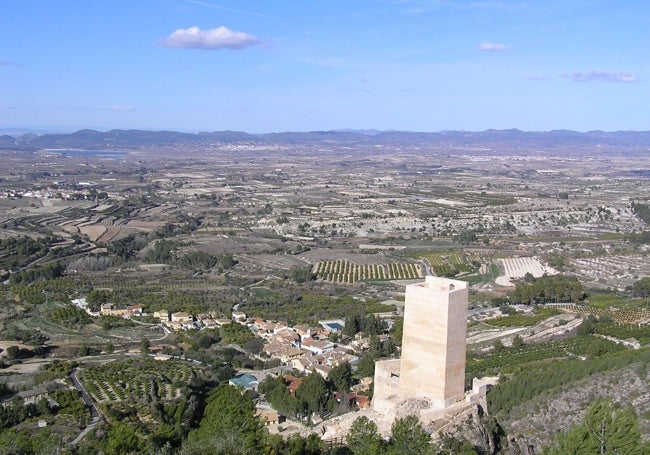 Bellas vistas de la Sierra de Benicadell, ante el Castillo de Carrícola.