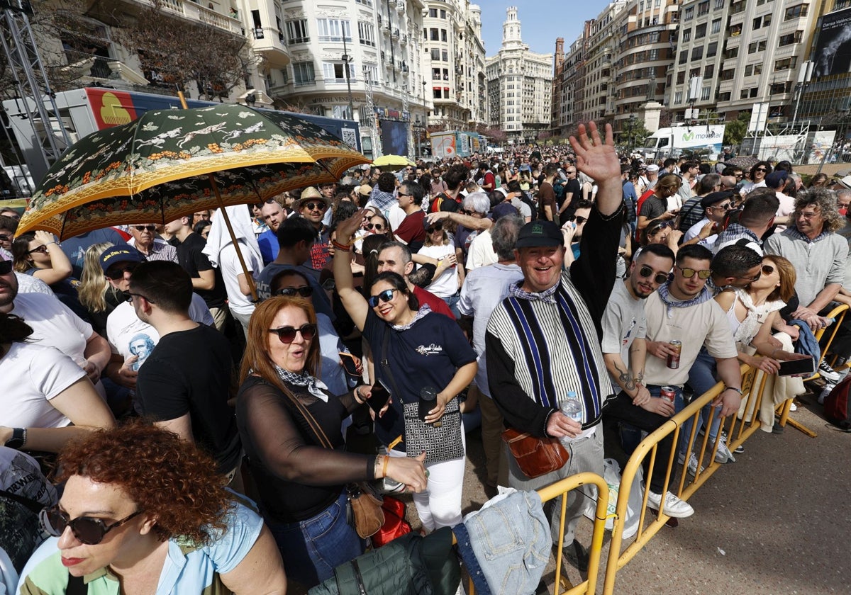 Masiva presencia de visitantes antes de un acto fallero, en el centro de Valencia.