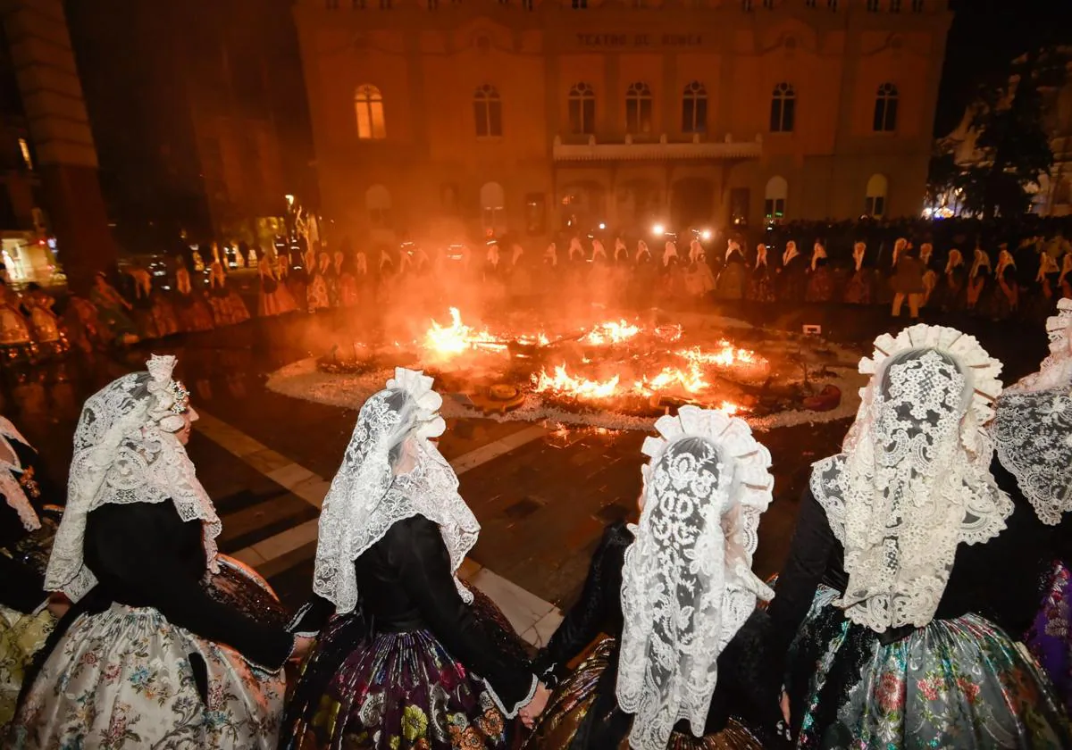 Punt está proporcionando programación especializada durante Hogueras con cobertura de eventos de mascletàs, ofrenda y cremà.