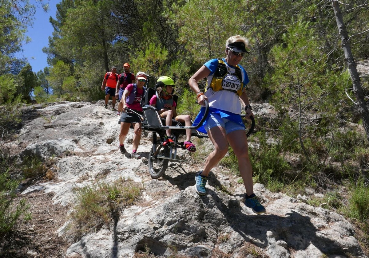 Águeda, trasladada en su silla de montaña durante una salida, en una comitiva encabezada por Pepa, su madre.