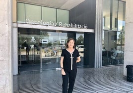 Isabel Llorca, presidenta de Amunt contra el càncer, ante el Hospital de Dénia.