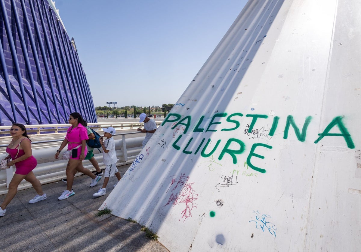 Pintadas en el puente de Calatrava a favor de Palestina