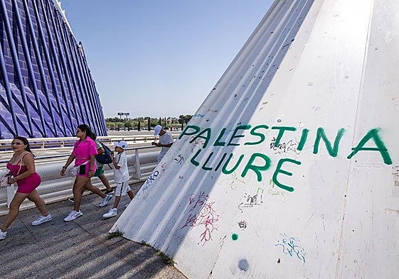 Pintadas en el puente de Calatrava a favor de Palestina
