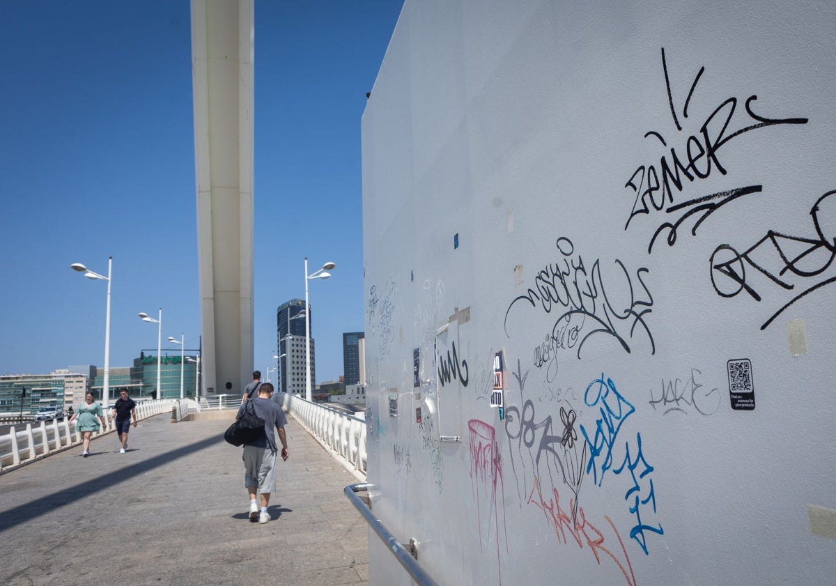 Imagen principal - Pintadas y desperfectos del puente de l'Assut de l'Or.