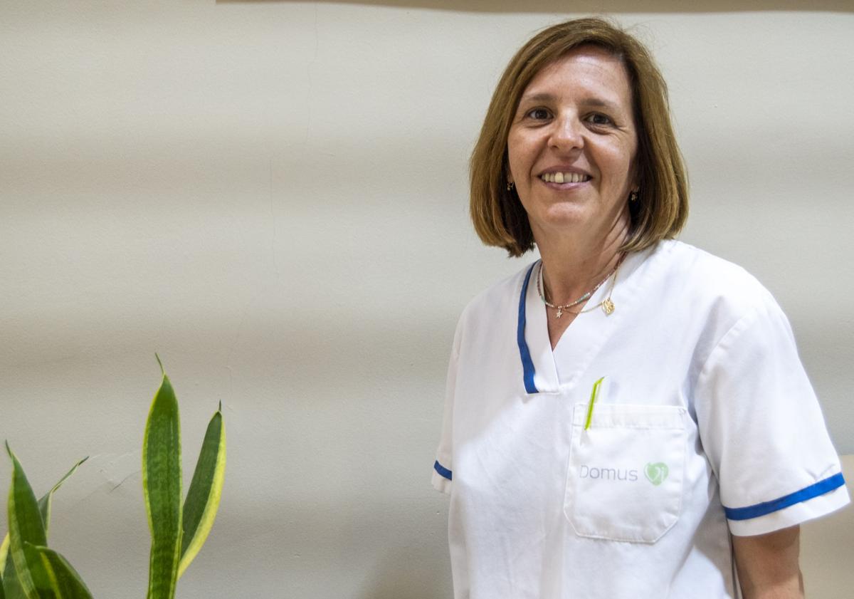 Imagen principal - Amparo Ubeda, la psicóloga del cento. Jaime y su mujer, Maribel, jugando al dominó. Lorena Villanueva, la directora del centro.