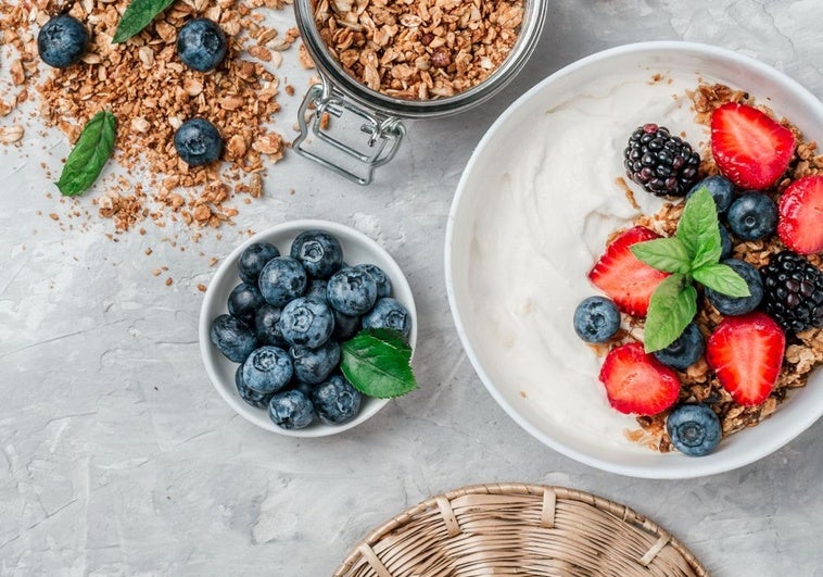 Incluir proteínas en tus platos es fundamental y ayuda a mantener la saciedad durante el día.