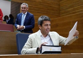 Carlos Mazón, en su escaño de Les Corts.