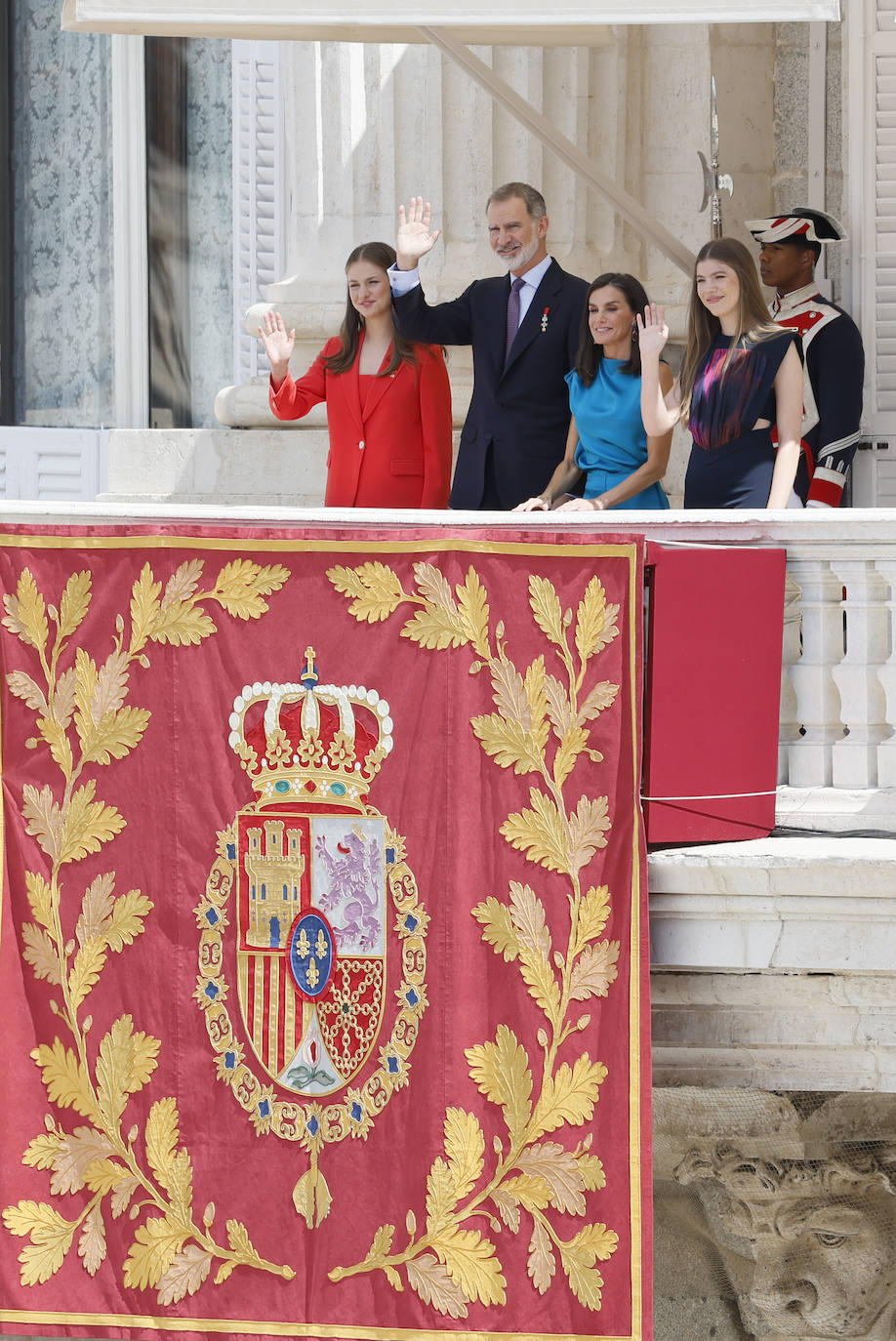 El saludo de la Familia Real desde el balcón del Palacio Real