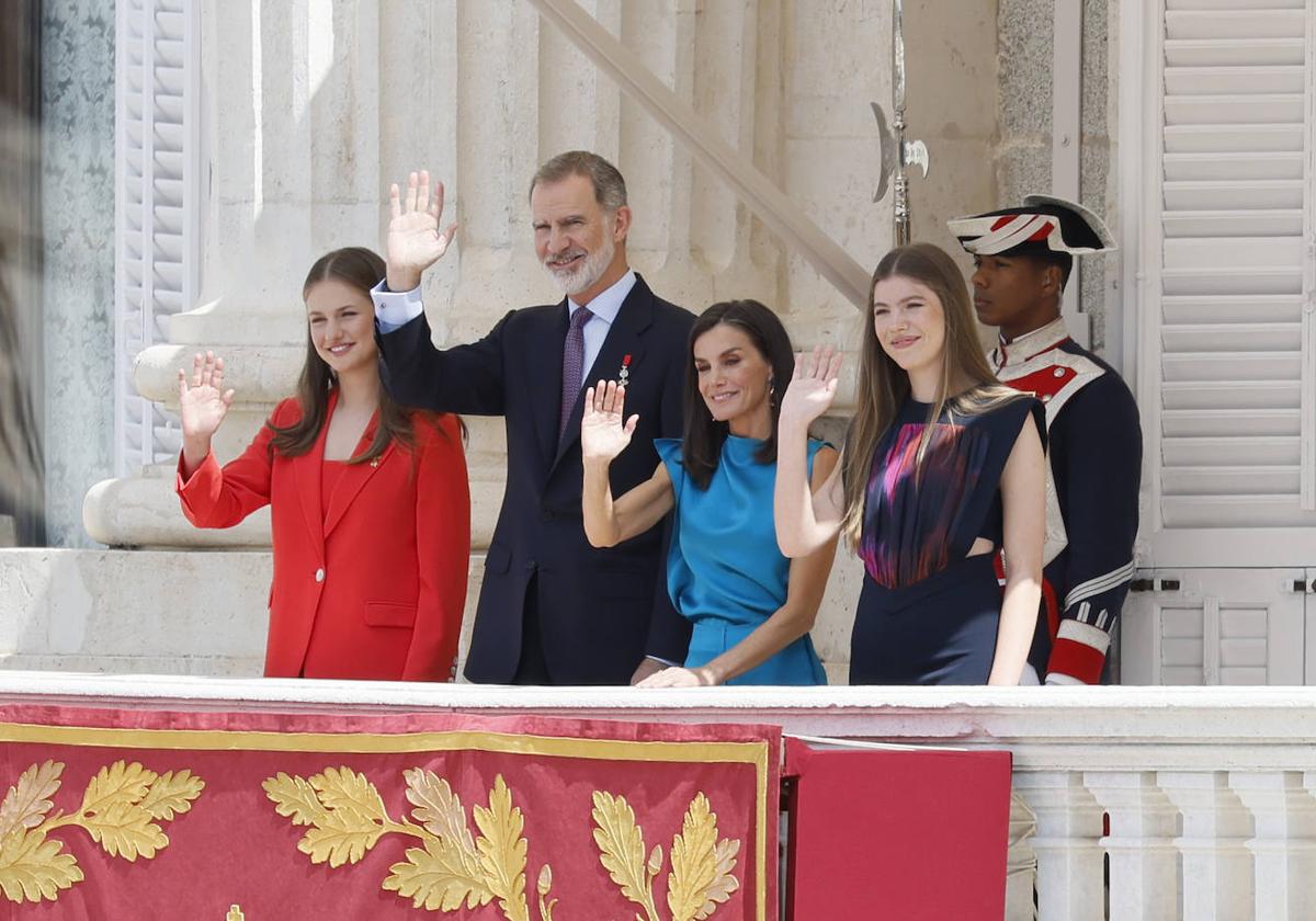 El saludo de la Familia Real desde el balcón del Palacio Real