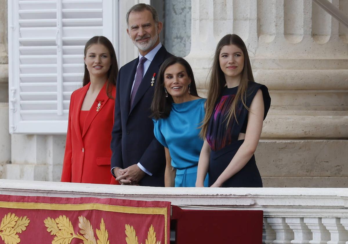 Felipe VI y Letizia junto a sus hijas en el balcón del Palacio Real de Madrid, este miércoles.